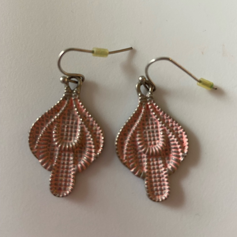 Plunder Earrings 🩷🤍